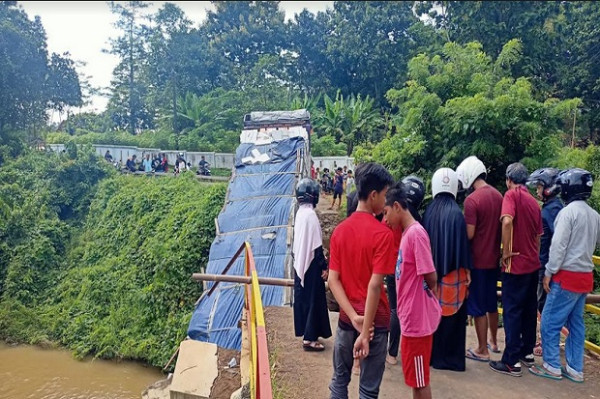 Duh! Jembatan Ambruk, Gara-gara Truk Penuh Muatan Hebel Ikuti Google Maps