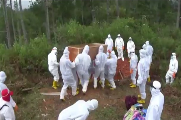 Jenazah Pasien COVID 19 di Mamasa Dimakamkan di Tengah Hutan, Keluarga Histeris