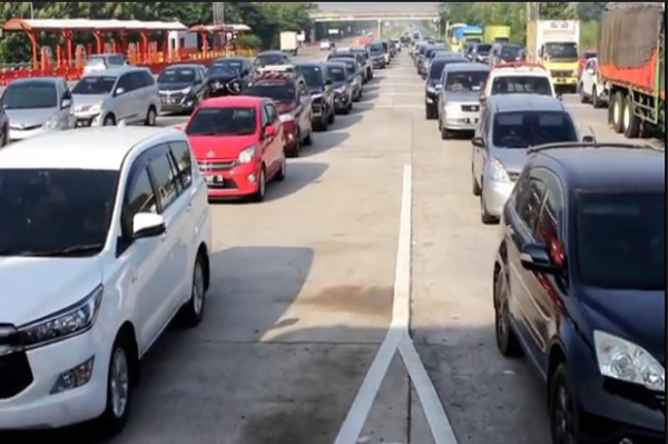 H-1 Natal, Tol Cipali Macet 1 Kilometer Pengelola Buka 19 Loket Transaksi