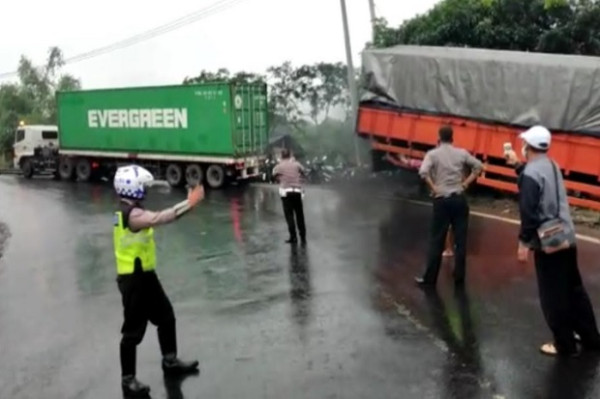 Jalanan Licin, Truk Bermuatan Roti Masuk Jurang di Jalur Gentong Tasikmalaya