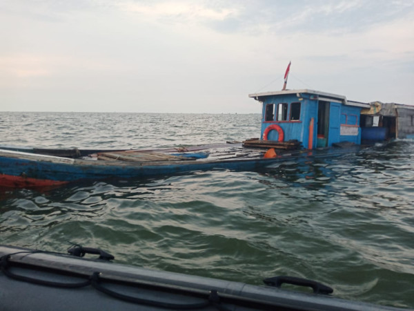 TNI AL Berhasil Evakuasi ABK KM Aina Jaya yang Kandas di Perairan Belawan