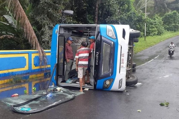 Bus Pariwisata Tabrak Pagar Jembatan, 2 Penumpang Tewas