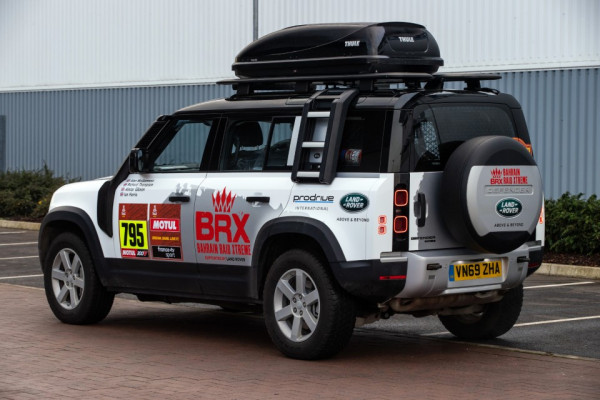 Land Rover Defender Jadi Mobil Penyelamat di Dakar Rally 2021