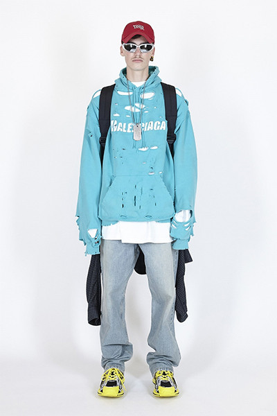 Hoodie Stylish Merek Ternama untuk WFH di 2021