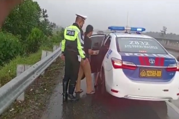 Kabur dari Suami, Ibu dan 2 Anaknya Dievakuasi Polisi di Jalan Tol Trans Sumatera saat Hujan