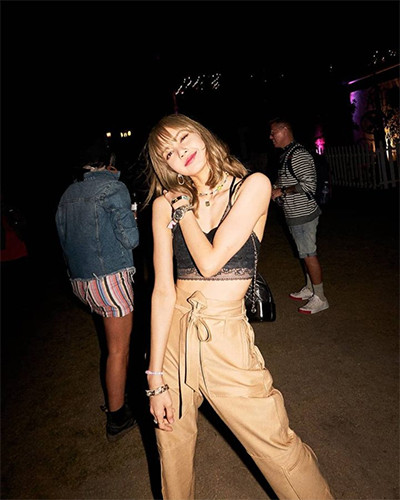 5 Gaya Fashion Lisa BLACKPINK, Chic hingga Retro