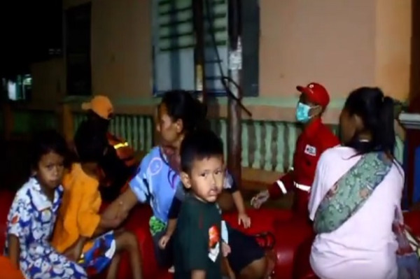 Tim SAR Evakuasi Belasan Anak dan Bayi Usia Seminggu Korban Banjir di Cirebon