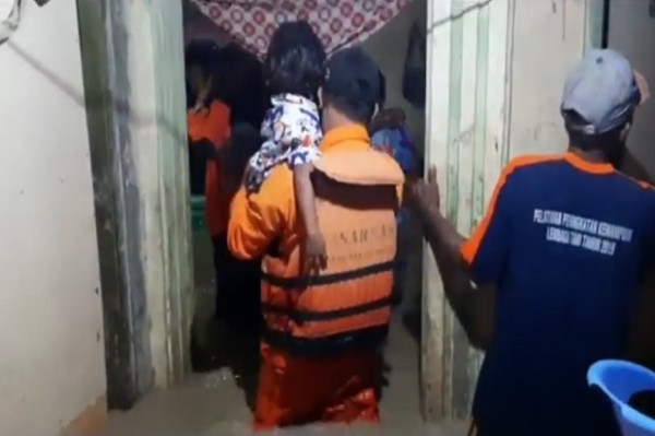 Tim SAR Evakuasi Belasan Anak dan Bayi Usia Seminggu Korban Banjir di Cirebon