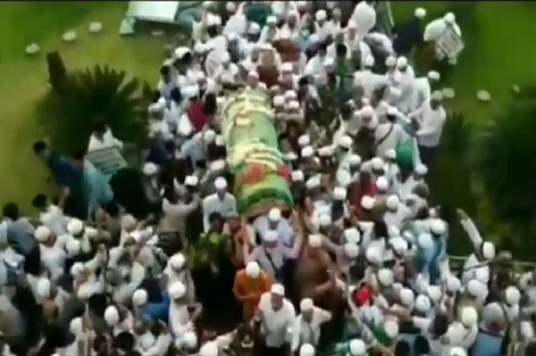 Satgas COVID19 Tak Mampu Bendung Lautan Manusia Antarkan Jenazah Habib Hasan
