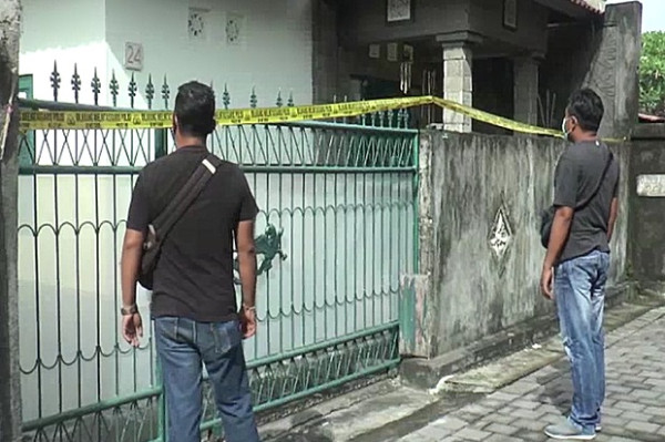 Setengah Telanjang, Teller Bank Cantik Ditemukan Tewas dengan Luka Tusukan
