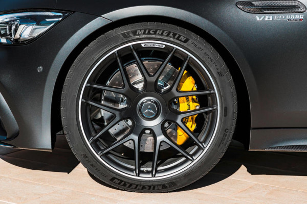 Mercedes-AMG GT Sedan Kena Recall karena Logo di Ban Mudah Copot