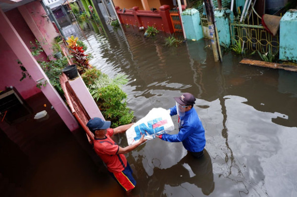 Berbagi Kebahagiaan di Tengah Banjir dan Pandemi Corona