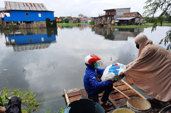 Berbagi Kebahagiaan di Tengah Banjir dan Pandemi Corona