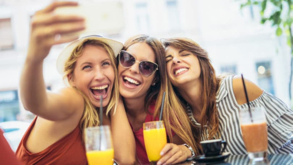 Teman Tidak Suka Kamu Punya Pacar? Ini Cara Mengatasinya