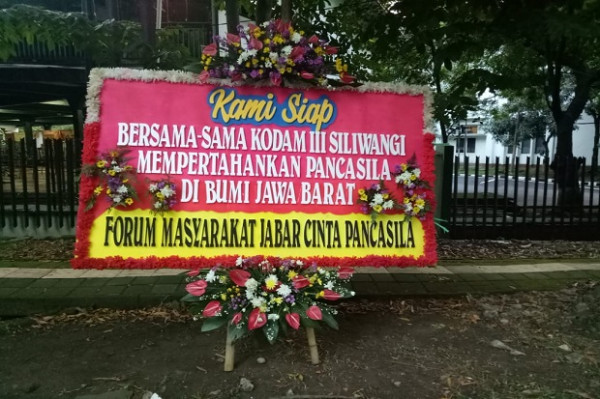 Jelang 2021 FPI Dibubarkan Pemerintah, Karangan Bunga Bertebaran di Kota Bandung