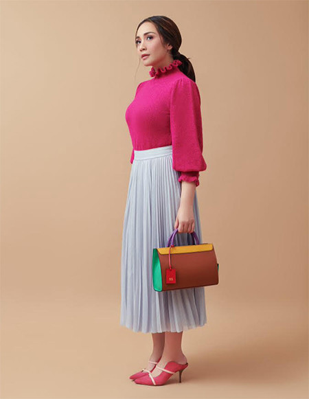 Feminin Sekali! Gaya Nagita Slavina Tampil dengan Fashion Serba Pink