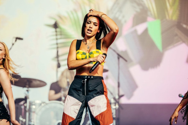 Dua Lipa Mengaku Tertekan karena Meme Video Menarinya yang Viral