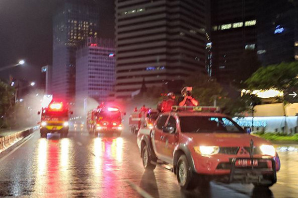 Ariza Terima Kasih pada Damkar DKI yang Semprot Sudirman-Thamrin, Warganet: Emang Top Pemimpin DKI!
