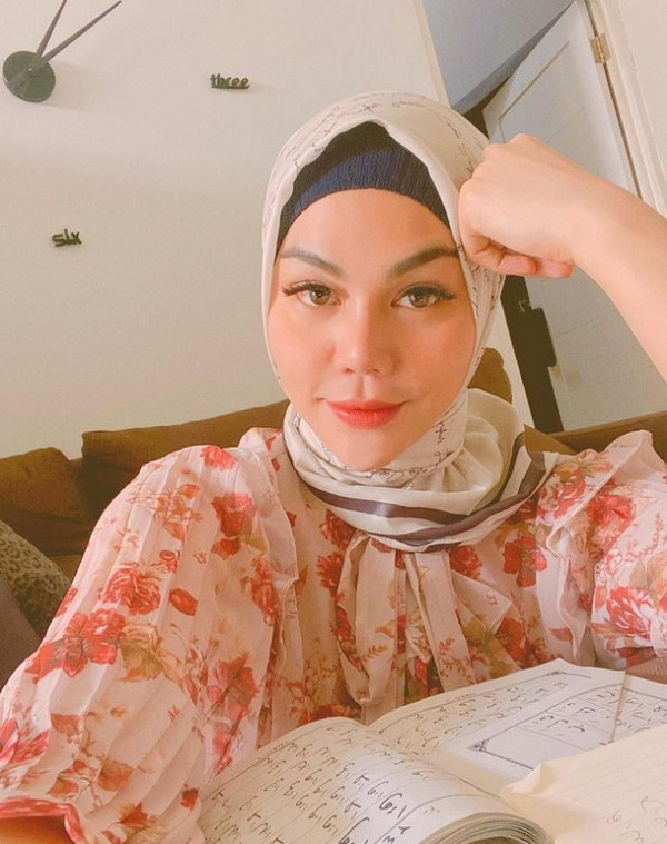 Sadar Belum Bisa Baca Al Quran, DJ Katty Butterfly Belajar Iqro