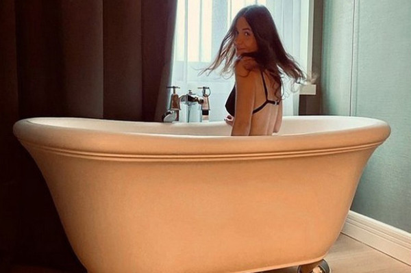 Pose Menggoda WAGs Pembalap MotoGP: Dari Tengkurap hingga Berendam di Bathtub