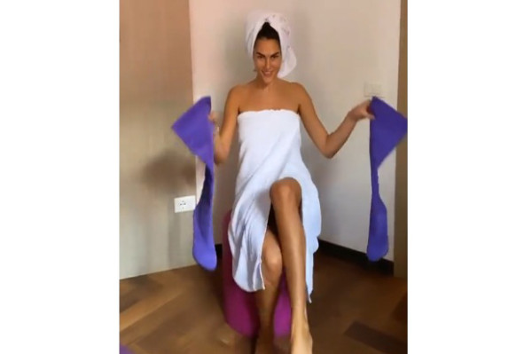Pose Menggoda WAGs Pembalap MotoGP: Dari Tengkurap hingga Berendam di Bathtub