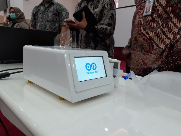 Menristek Serahkan Dua Alat Skrining Genose C19 dan Uji CePAD Covid-19 ke Menko PMK