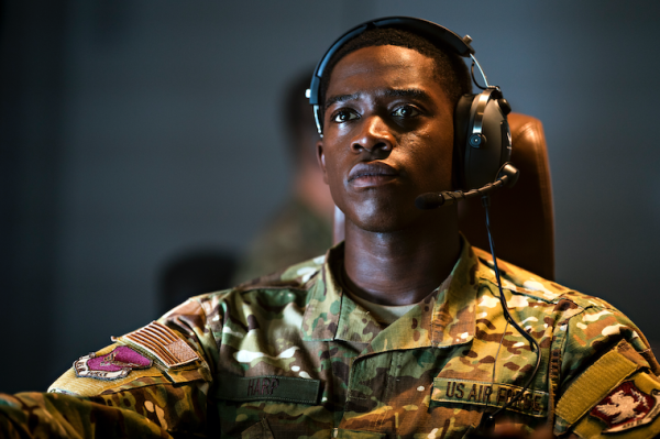 Tonton Trailer Pemeran Falcon Avengers Jadi Tentara Android dalam Film Netflix 'Outside the Wire'