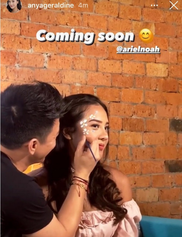 Ariel Noah Sentuh Wajah Anya Geraldine Pakai Kuas