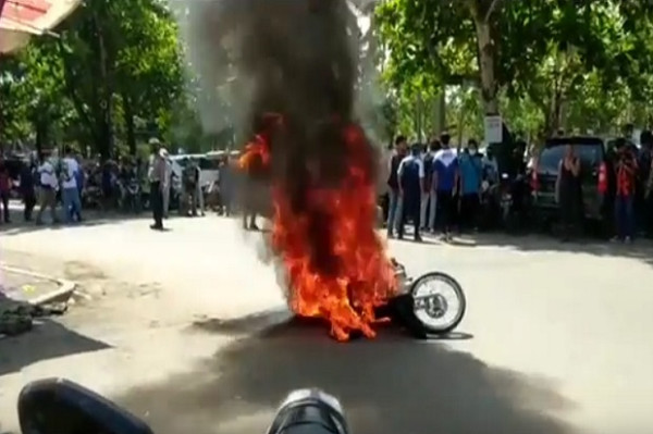 Musda Partai Golkar Pangandaran Ricuh, Massa Bakar Sebuah Sepeda Motor