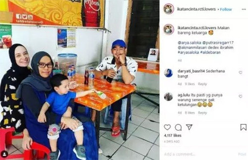Sambangi Warung Makan bareng Keluarga, Arya Saloka Dipuji Netizen: 'Sederhana Banget'