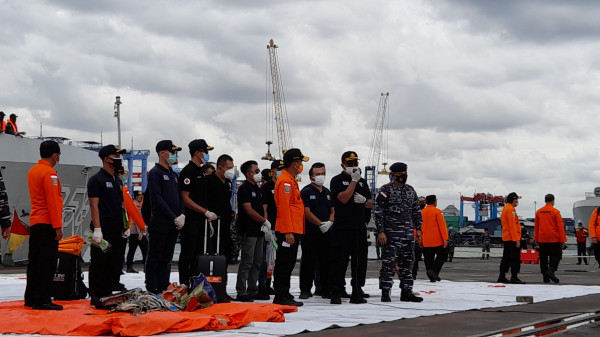 KRI Kurau Bawa Serpihan Ban Pesawat dan Pakaian Anak Kecil Warna Pink