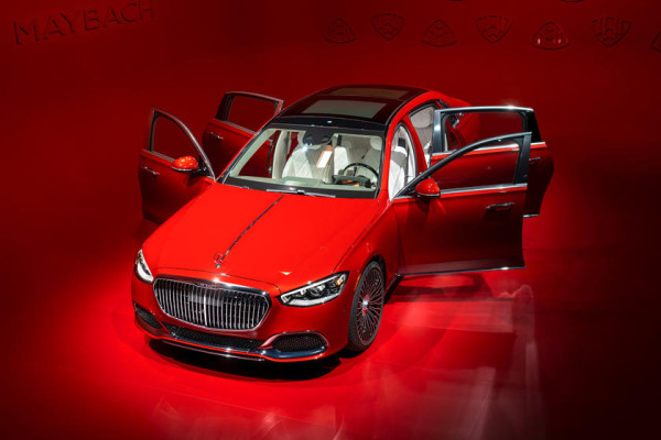 Edan, Kim Kardashian Dapat 5 Mobil Mercedes-Maybach Sekaligus dari Suami