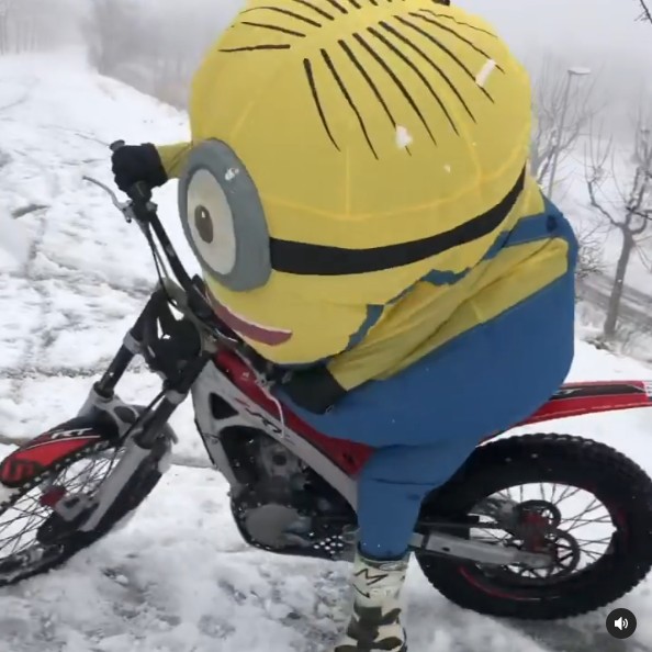 Kocaknya Alex Marquez Cosplay Minion Sambil Numpak Motor di Salju