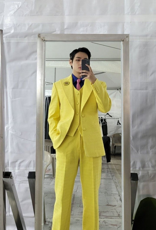 11 Meme Kocak V BTS dengan Jas Kuning Mentereng