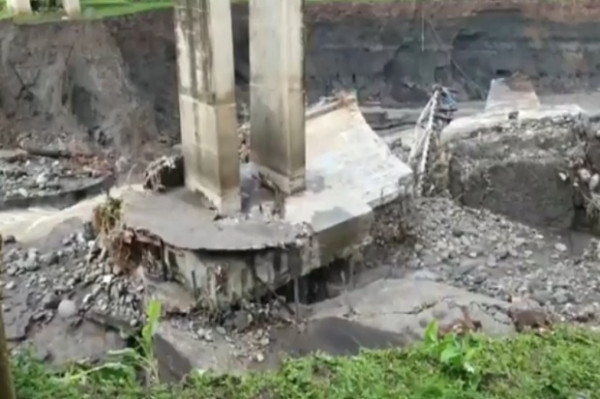 Gawat, Pilar Jembatan KA di Brebes Kembali Ambruk, Tiang yang Baru Tergerus