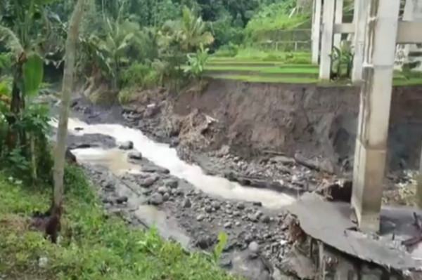 Gawat, Pilar Jembatan KA di Brebes Kembali Ambruk, Tiang yang Baru Tergerus