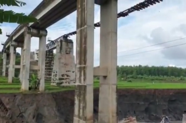 Gawat, Pilar Jembatan KA di Brebes Kembali Ambruk, Tiang yang Baru Tergerus