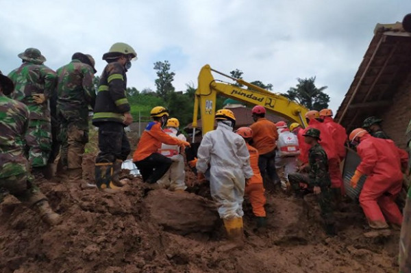 Bencana Longsor Sumedang, Tim SAR Evakuasi 19 Korban Tewas, 21 Orang Belum Ditemukan
