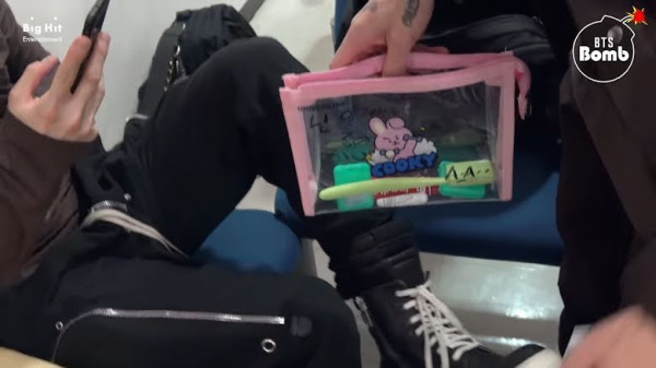 Inilah Daftar Merek Produk yang Ada dalam Pouch Jungkook, Termasuk Parfum yang Dipakai Suga