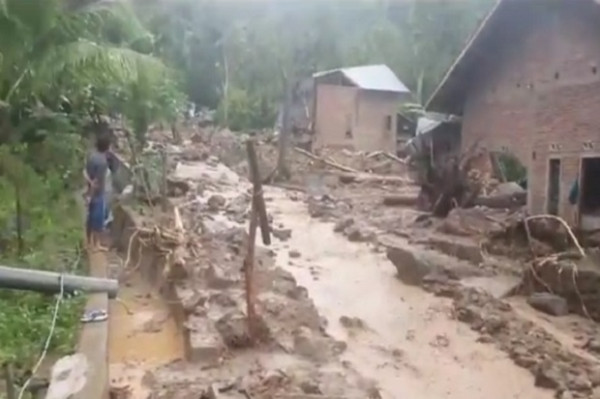 Banjir Bandang Terjang Tapango Polman, Sejumlah Jalan dan Jembatan Terputus