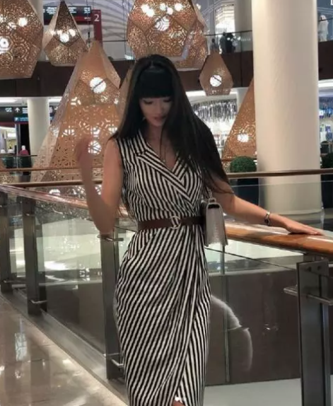 Pakai Dress Garis-Garis, Sabina Altynbekova Pamer Tubuh Seksi