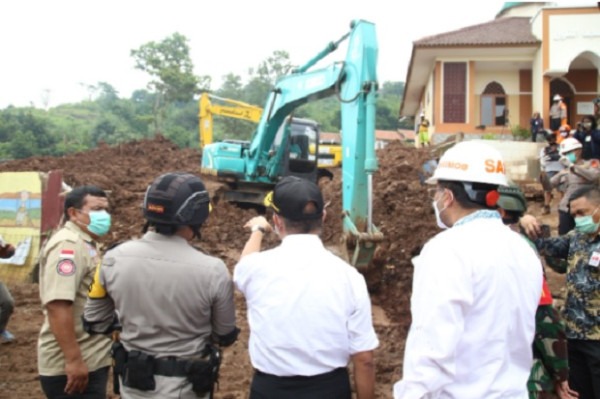Menko PMK Minta Masyarakat Hormati Alam, Jangan Membangun di Wilayah Rawan Longsor