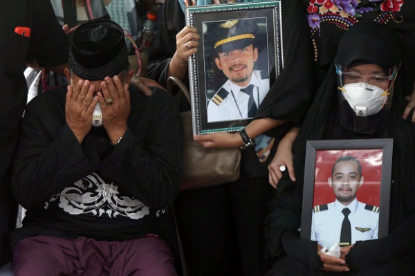 Tangis Pecah Saat Peti Jenazah Co-Pilot NAM Air Fadly Satriyanto Masuk Liang Lahat