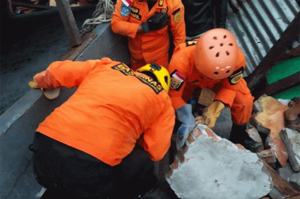 Tim SAR Evakuasi Warga yang Terjebak Puing Bangunan Pascagempa di Mamuju