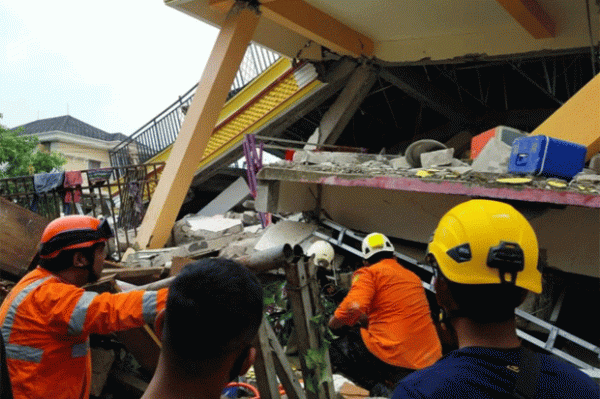 Tim SAR Evakuasi Warga yang Terjebak Puing Bangunan Pascagempa di Mamuju