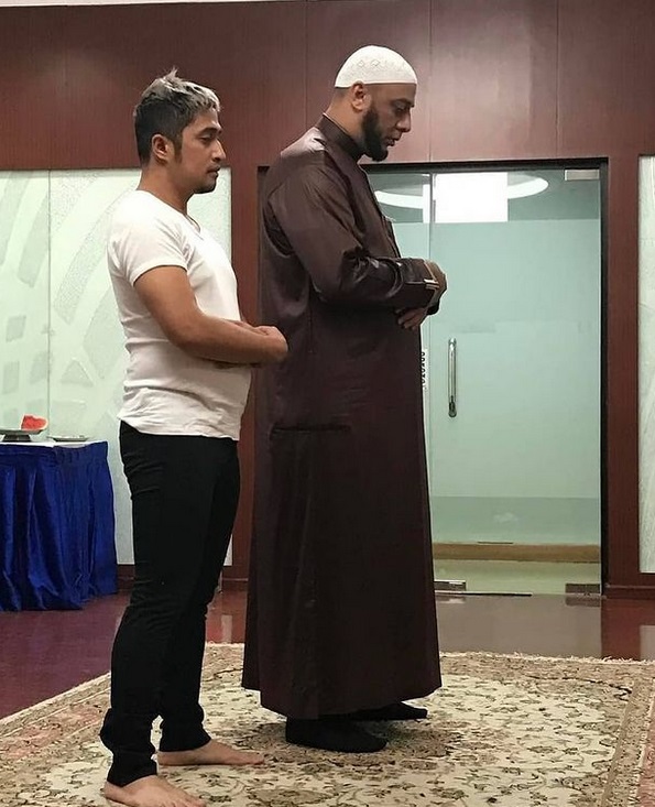 Unggah Foto Sholat Berjamaah, Irfan Hakim Saksi Keshalehan Syekh Ali Jaber