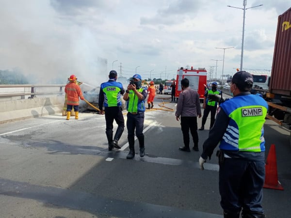 Sedan Hangus Terbakar di Tol Tanjung Priok Arah Cawang