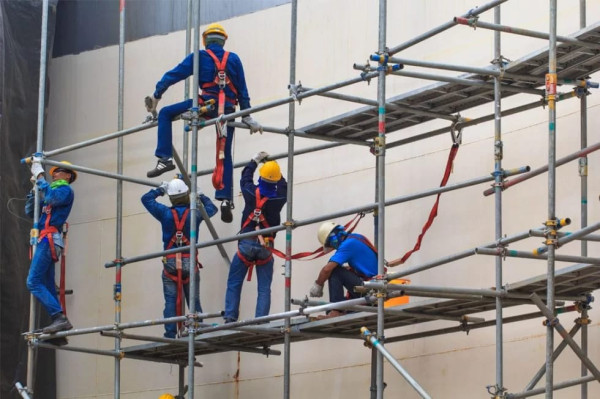 Gokil, Pekerja Gedung Pencakar Langit Pasang Perancah Tanpa Sabuk dan Jaring Pengaman