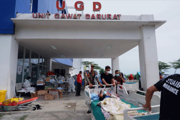 Begini Kondisi Pasien Dirawat di Tenda Darurat Halaman RS Regional Sulbar