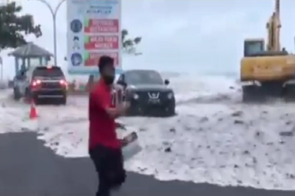 Ngeri, Ombak Besar Terjang Pesisir Manado, Pusat Perbelanjaan Tergenang Air Laut